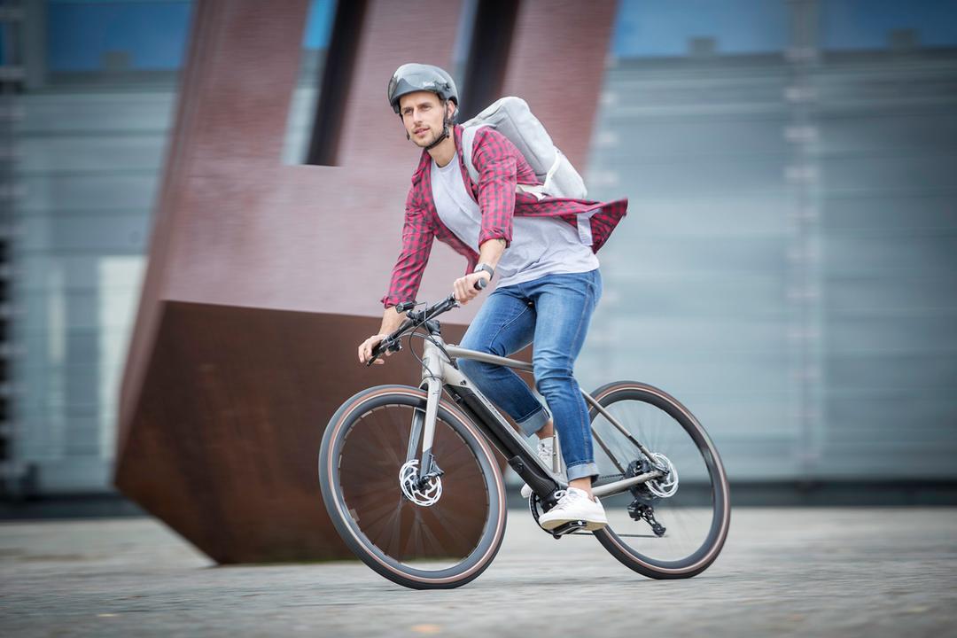 Person auf einem E-Bike